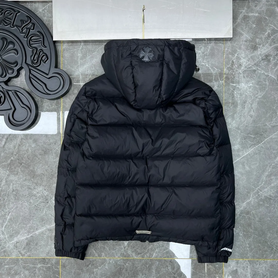 P716 Chrome Hearts ❄️Winter Down Jacket Series❄️ Chrome Hearts Sanskrit Embroidery Series Hooded Down Jacket is on sale at the counter at the same time❤The hood is removable❤️Reversible. The best Guangzhou Inspection National Standard 90 down jacket on the market! ! The world’s highest fluffiness of 900D! ! High standard and sufficient down filling! ! Windproof and waterproof special custom-made fabric on the outside High-grade matte liner lining on the inside to prevent linting Original hardware molding Tajima machine leather embroidery process Can be worn casually or formally